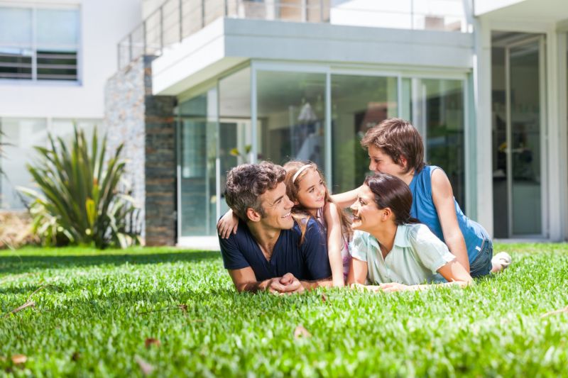 Maison de luxe vue de l'extérieur pendant une journée ensoleillée